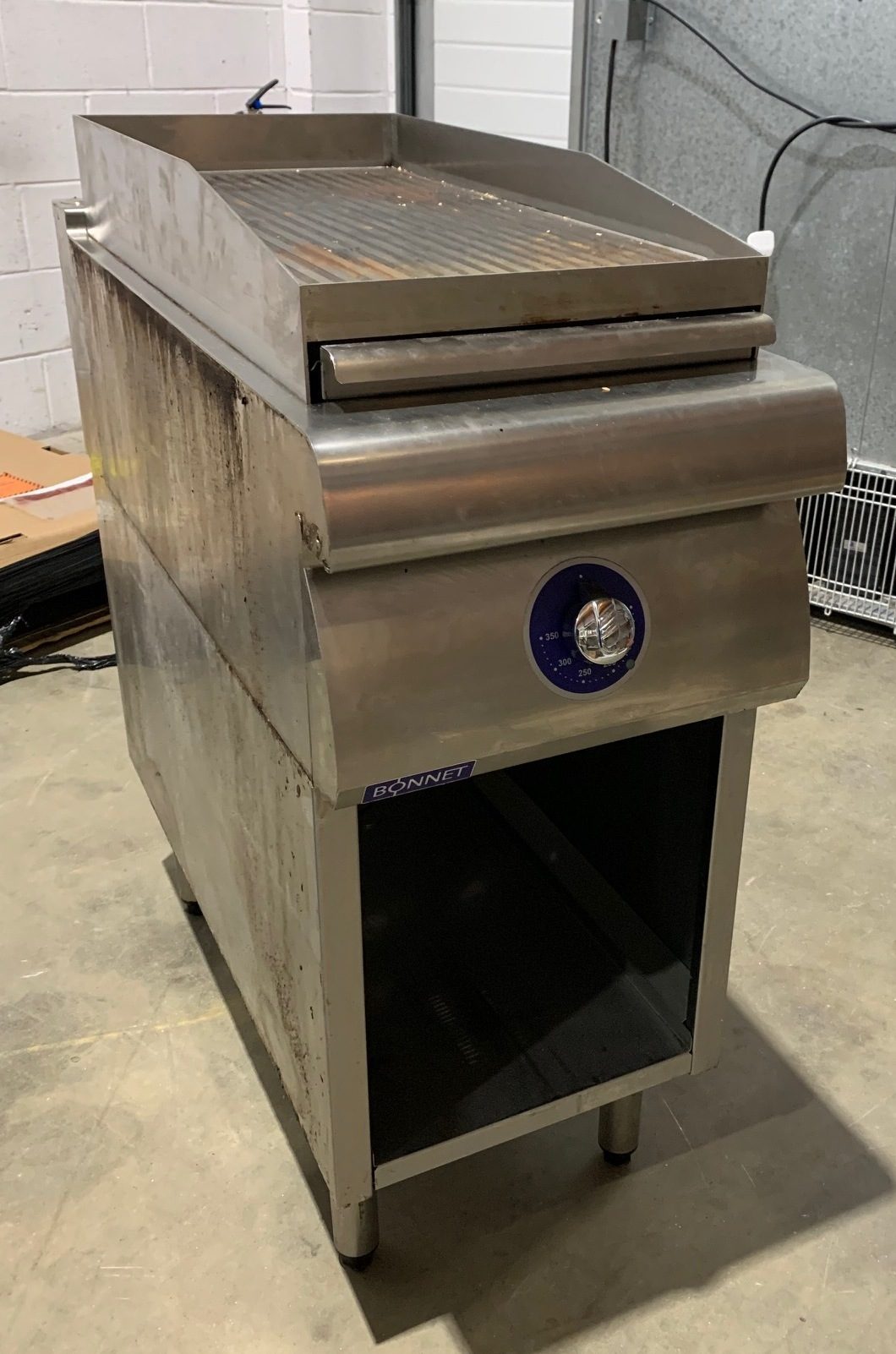 Bonnet electric griddle on plinth
